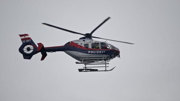 TIROL: AUTO AUF LANDESSTRASSE VON LAWINE VERSCHÜTT Die Wanderer wurden mit einem Polizeihubschrauber geborgen (Symbolfoto).