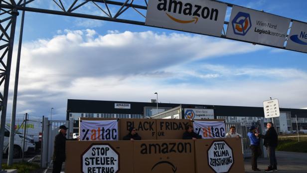 Black Friday: Attac blockierte Amazon-Verteilzentrum bei Wien