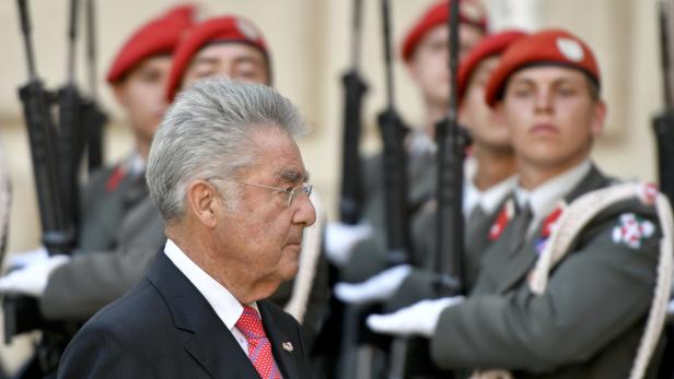 Heinz Fischer, ehemaliger Bundespräsident Österreichs, vor einer Ehrenformation des Bundesheeres.