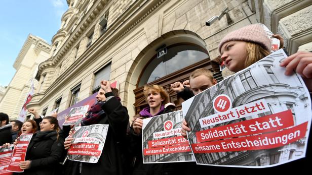 Während in der SPÖ-Zentrale in der Löwelstraße seit Stunden eine Betriebsversammlung abgehalten wird, demonstrieren draußen diverse SP-Jugendorganisationen