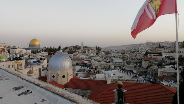 Oberösterreichs Flagge über Jerusalemer Altstadt symbolisiert gute Beziehungen mit Israel
