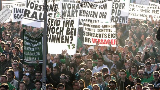 13.04.2013 Fussball Bundesliga , Wien , Hanappi Stadion Rapid - Wiener Neustadt Fanprotestmarsch gegen den Vorstand vor dem Bundesligaspiel Rapid Wiener Neustadt. Copyright Agentur DIENER / Philipp Schalber Marktgasse 3-7/4/5/21 A-1090 Wien Telefax +43 1 955 32 35 Mobil +43 676 629 98 51 BA-CA Bank Nr. 12000 Account Nr. 00712 223 783 e-mail: agentur@diener.at Datenbank: www.diener.at