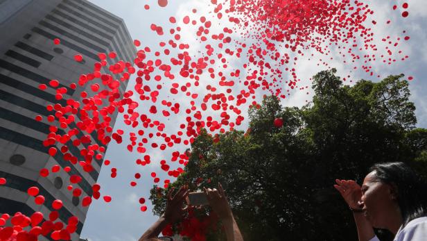 Aktion zum Welt-Aids-Tag: Rote Luftballons steigen vor dem Emilio Ribas Spital in Sao Paulo in die Luft.