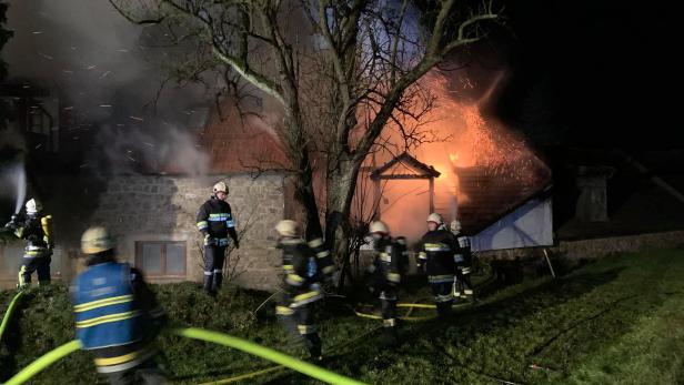 280 Feuerwehrleute löschten Brand auf Bauernhof in Altlengbach