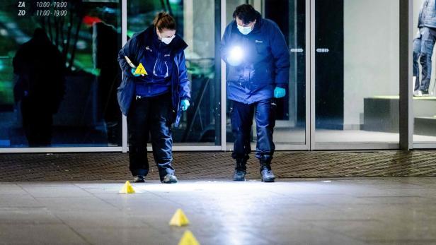 Den Haag: Täter nach Messerattacke nach wie vor flüchtig