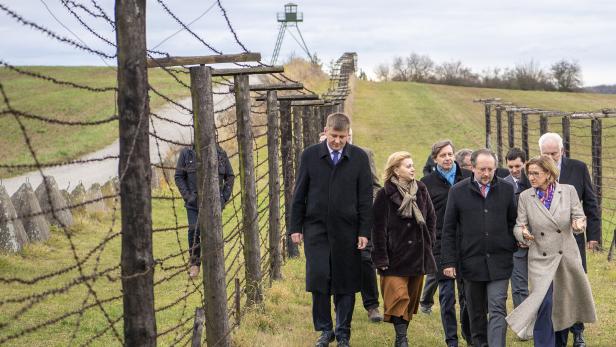 Mikl-Leitner (r.), Schallenberg und ihre Amtskollegen aus Tschechien besichtigten die Reste des Eisernen Vorhangs in Cizov.