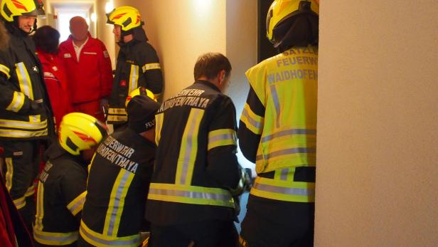 Feuerwehrleute öffneten Eingangstür, um gestürzte Frau zu retten