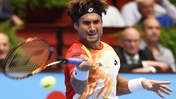 Ein Tennisspieler schlägt einen Ball während eines Matches.