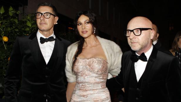 Monica Bellucci mit Domenico Dolce und Stefano Gabbana bei einer Veranstaltung.