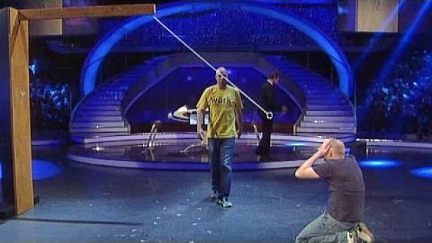 SchlagDenRaab.jpg Vergangene Fakten für noch Wissbegierigere: hört Ende des Jahres überraschend mit dem Fernsehen auf. Legendär: In der Spielshow "Schlag den Raab" kämpfte er im November 2014 mehr als eine Stunde, bevor das finale Spiel "Ringing the Bull" ergebnislos abgebrochen wurde. Das Ersatzsspiel "Flummi-Einlochen" gewann dann sein Kontrahent Peter. Die ProSieben-Show endete erst um 2:23 Uhr Nachts.