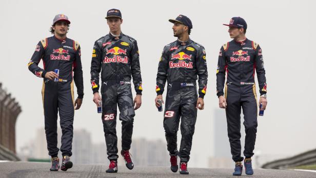 Die liebe Red-Bull-Familie: Sainz, Kwjat, Ricciardo, Verstappen (von links nach rechts).