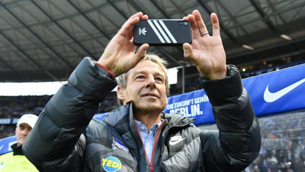 Jürgen Klinsmann wollte die Atmosphäre an seiner neuen Wirkungsstätte unbedingt am Handy festhalten.