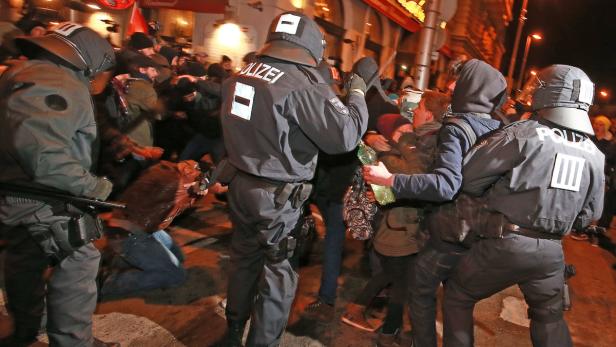 Polizisten greifen während einer Demonstration in einer Stadt ein.