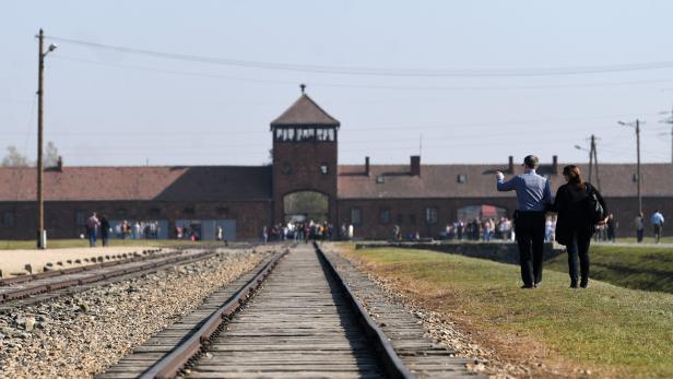 Empörung: Amazon verkaufte Christbaumschmuck mit Auschwitz-Motiven