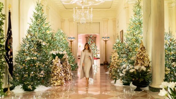 Melania Trump wandelt durchs weihnachtliche Weiße Haus