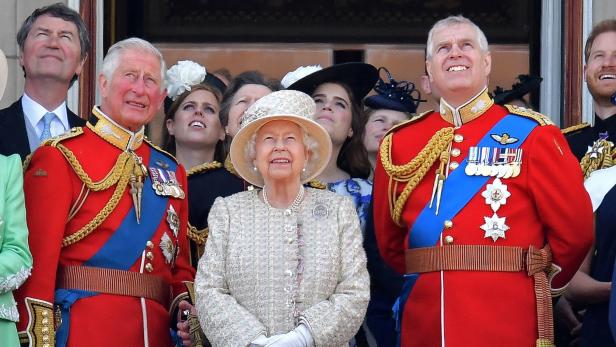 Prinz Charles mit seiner Mutter, Queen Elizabeth II., und Bruder Andrew