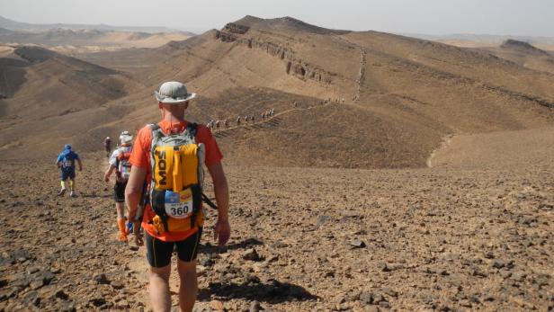 Karl-Heinz Riegl ist 251 km bei 50 Grad durch die Wüste Sahara in Marokko gelaufen