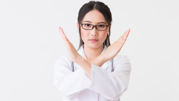 Forscher vermuten, Brillentragen könnte vor Ansteckungen schützen, weil man sich weniger in die Augen greift.