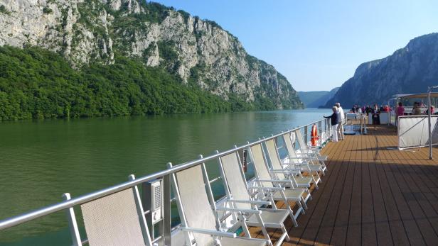 Naturschauspiel der Sonderklasse: Die Passage durch das Eiserne Tor, ein Durchbruchstal der Donau an der Grenze von Serbien und Rumänien.