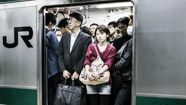 Japaner mit der U-Bahn auf dem Weg zur Arbeit.