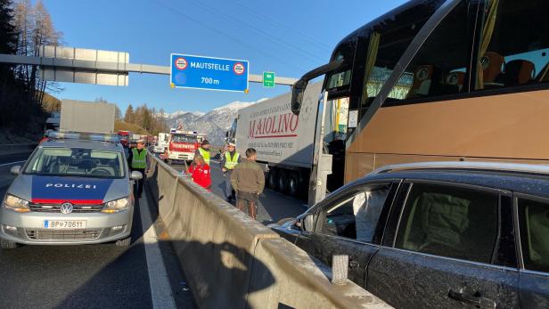 Unfall mit Reisebus auf Tiroler Brennerautobahn forderte Todesopfer