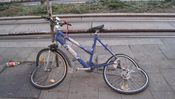 Sinnbild? Auf der Mariahilfer Straße wurde mutwillig mehr als dieses Rad kaputt getreten