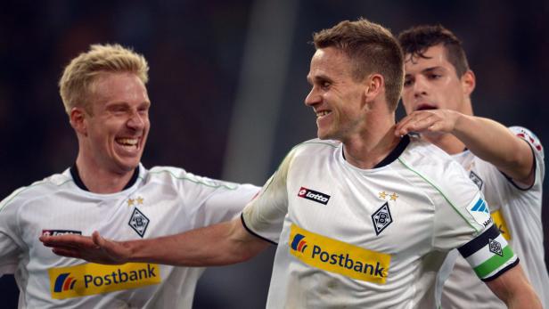 Drei Fußballspieler von Borussia Mönchengladbach feiern ein Tor.