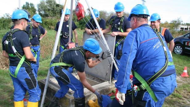 Sicherheitsschulung für Mitarbeiter des Wasserleitungsverbandes, Sicheres Arbeiten in Schächten, organisiert von der Akademie Burgenland in Kooperation mit der Firma Kögl
