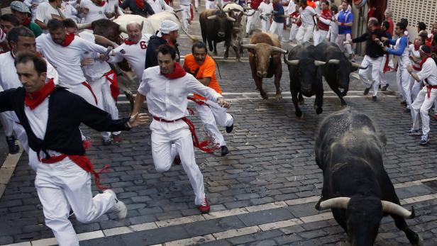 SPAIN SANFERMINES Jedes Jahr im Juli werden Stiere durch die Altstadt von Pamplona gejagt.