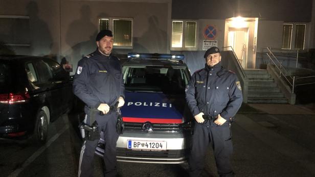 Beiden Beamten Harry und Stefan aus der Polizeiinspektion Steyr Ennserstraße zogen 62-Jährigen aus verrauchtem Gartenhaus