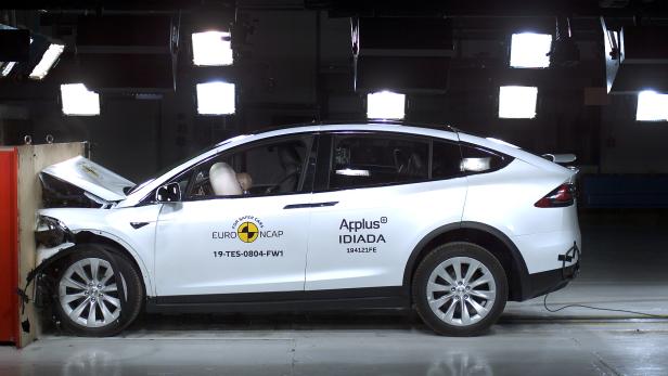 Tesla Model X und Porsche Taycan im Crashtest