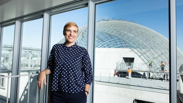 Die Oberösterreicherin Doris Berger im Museum, das 2020 eröffnet werden soll. Im Hintergrund die Kuppel von Renzo Piano – ein künftiges Wahrzeichen in L. A.