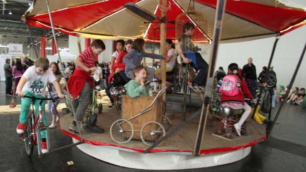 Rad-Ringelspiel und Baumpflanzkids