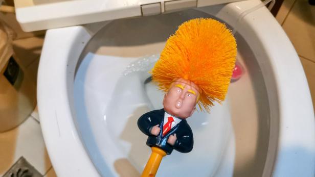 "Man bekommt kein Wasser": Trump nimmt Toiletten ins Visier
