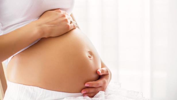 Eine Frau lässt sich ein Hormonstäbchen zur Verhütung einsetzen - und wird schwanger.