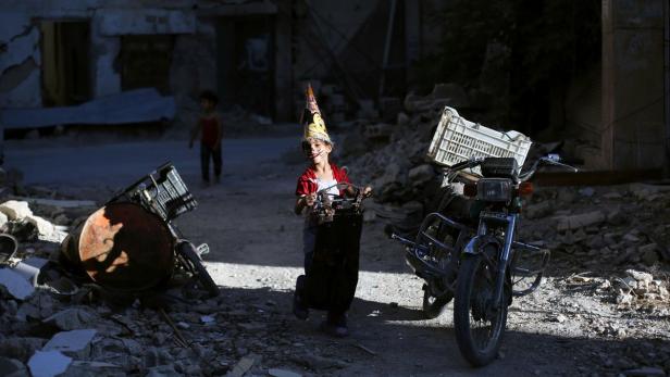 SYRIA-CONFLICT-RELIGION-ISLAM-EID Ein Moment der Freude für das vom Krieg gezeichnete Mädchen.