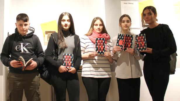 Die fünf jungenAutor_innen aus Linz, die zur Preisverelihung im wineer Literaturhaus gekommen waren - mit den Büchern, in denen ihre Texte abgedruckt sind ...