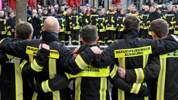 Am Augsburger Königsplatz trauerten am Sonntag Feuerwehrleute um ihren getöteten Kollegen.