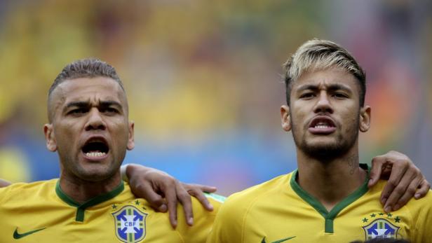 BRAZIL SOCCER FIFA WORLD CUP 2014 Werden beim heutigen Achtelfinale gegen Chile wieder inbrünstig die brasilianische Hymne singen: Dani Alves und Neymar.