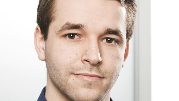 Porträt eines jungen Mannes mit braunen Augen und dunklen Haaren.