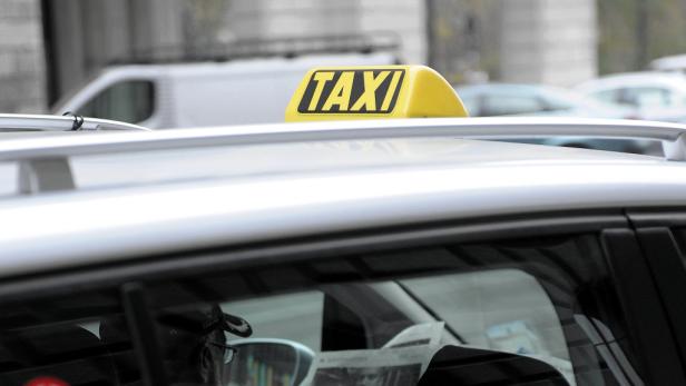 Taxler vom eigenen Wagen überfahren