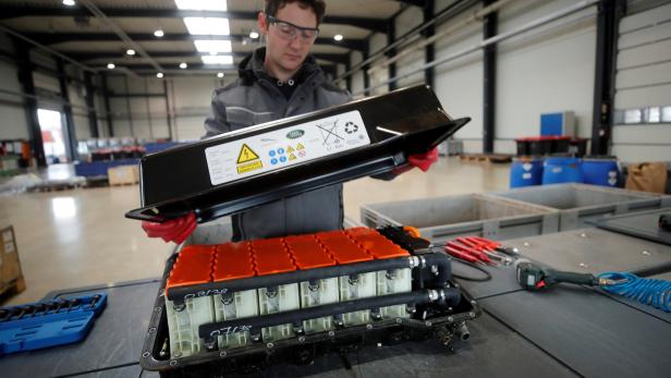 Verbessertes Recycling ist ein Ziel des EU-Projektes – Zerlegung einer gebrauchten Lithium-Ionen-Batterie im deutschen Krefeld