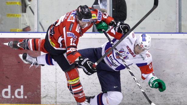 APA12389684-2 - 19042013 - MARBURG - SLOWENIEN: ZU APA-TEXT SI - Manuel Latusa (L.) und der Slowene Ziga Pance während des Eishockey Länderspieles Slowenien gegen Österreich am Freitag, 19. April 2013, in Marburg. APA-FOTO: ERWIN SCHERIAU