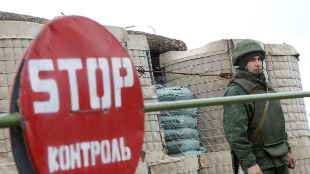 Checkpoint in der Ostukraine, bewacht von einem prorussischen Separatisten.