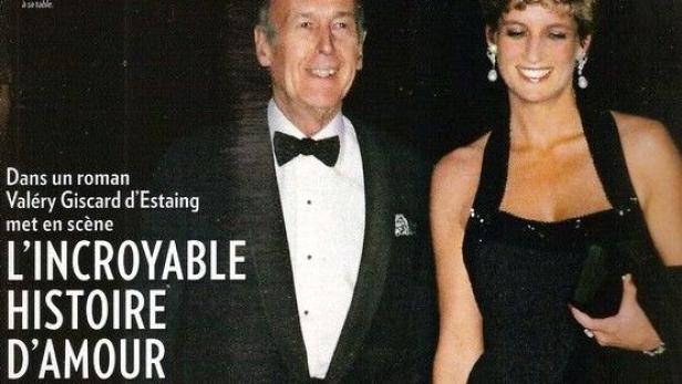 Ein Mann im Smoking und Prinzessin Diana lächeln in die Kamera.