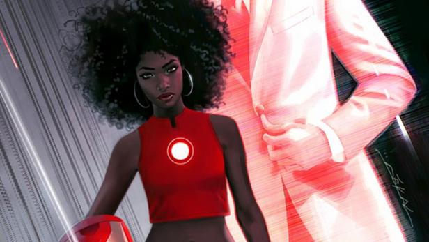 Eine Frau mit Afro und rotem Top mit leuchtendem Kreis hält einen Helm in der Hand.