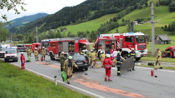 Nach einem Autounfall sind Feuerwehr und Rettungsdienst im Einsatz.
