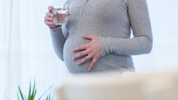 Am besten jede Stunde ein Glas: Viel Flüssigkeit ist für Schwangere wichtig