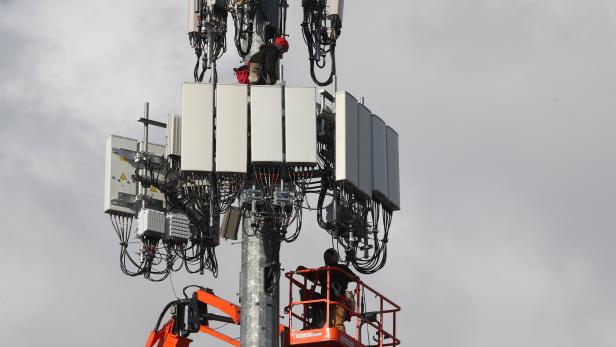 US-UTILITY-WORKERS-INSTALL-5G-EQUIPMENT-IN-CELLULAR-TOWER