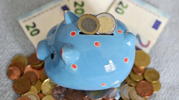 Niedrigzinsen: Heimische Sparer haben fünf Milliarden Euro verloren